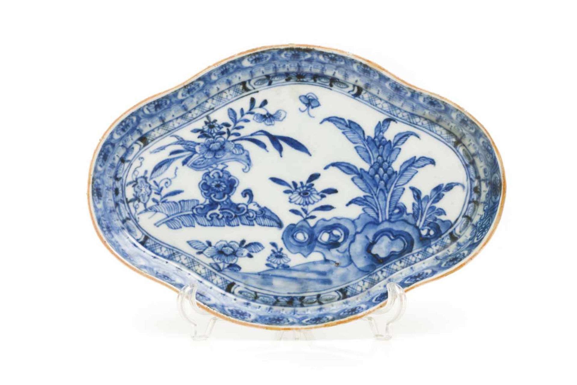 A saucerChinese export porcelainBlue decoration of floral gardenJiaqing reign (1796-182