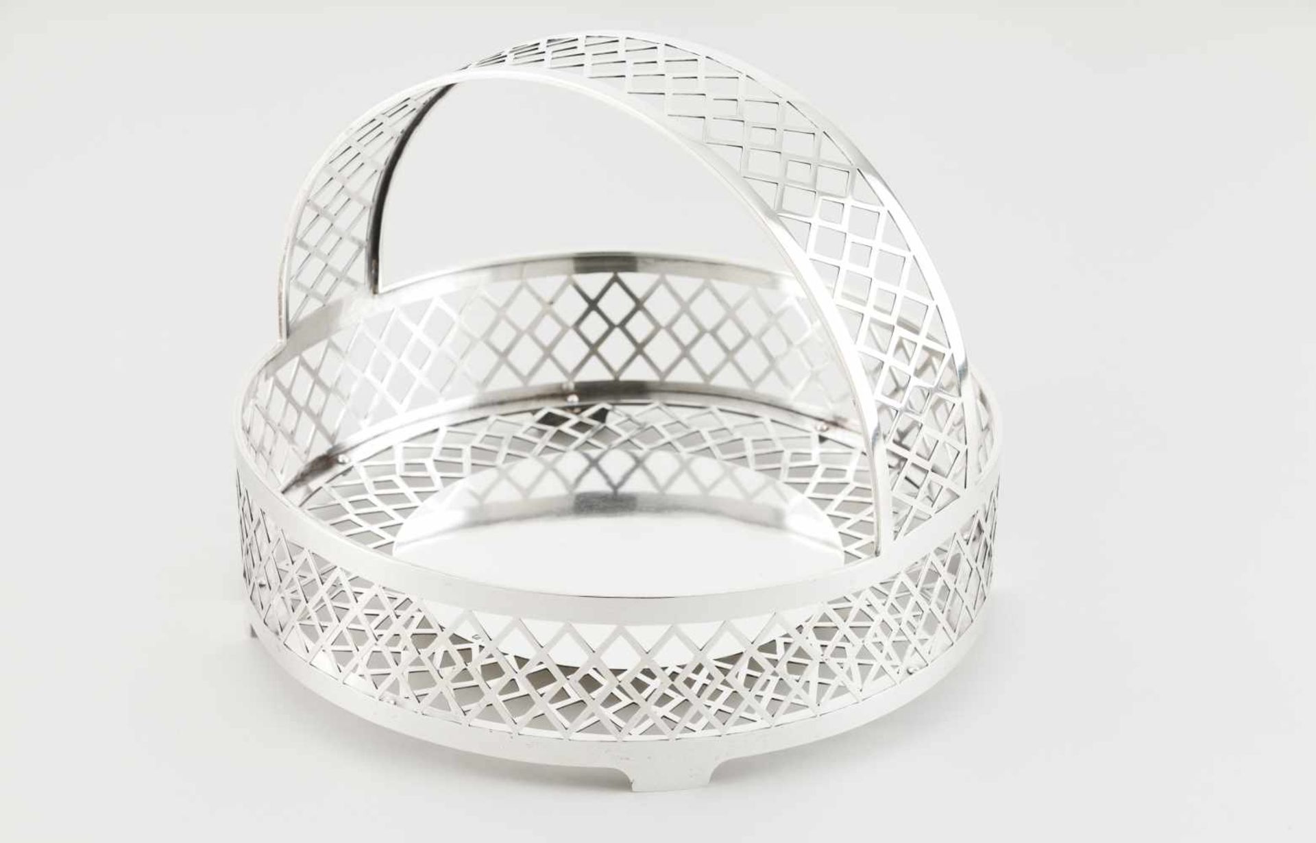 Na Art Deco basketPortuguese silverPierced base of geometric motifs and identical decoratio