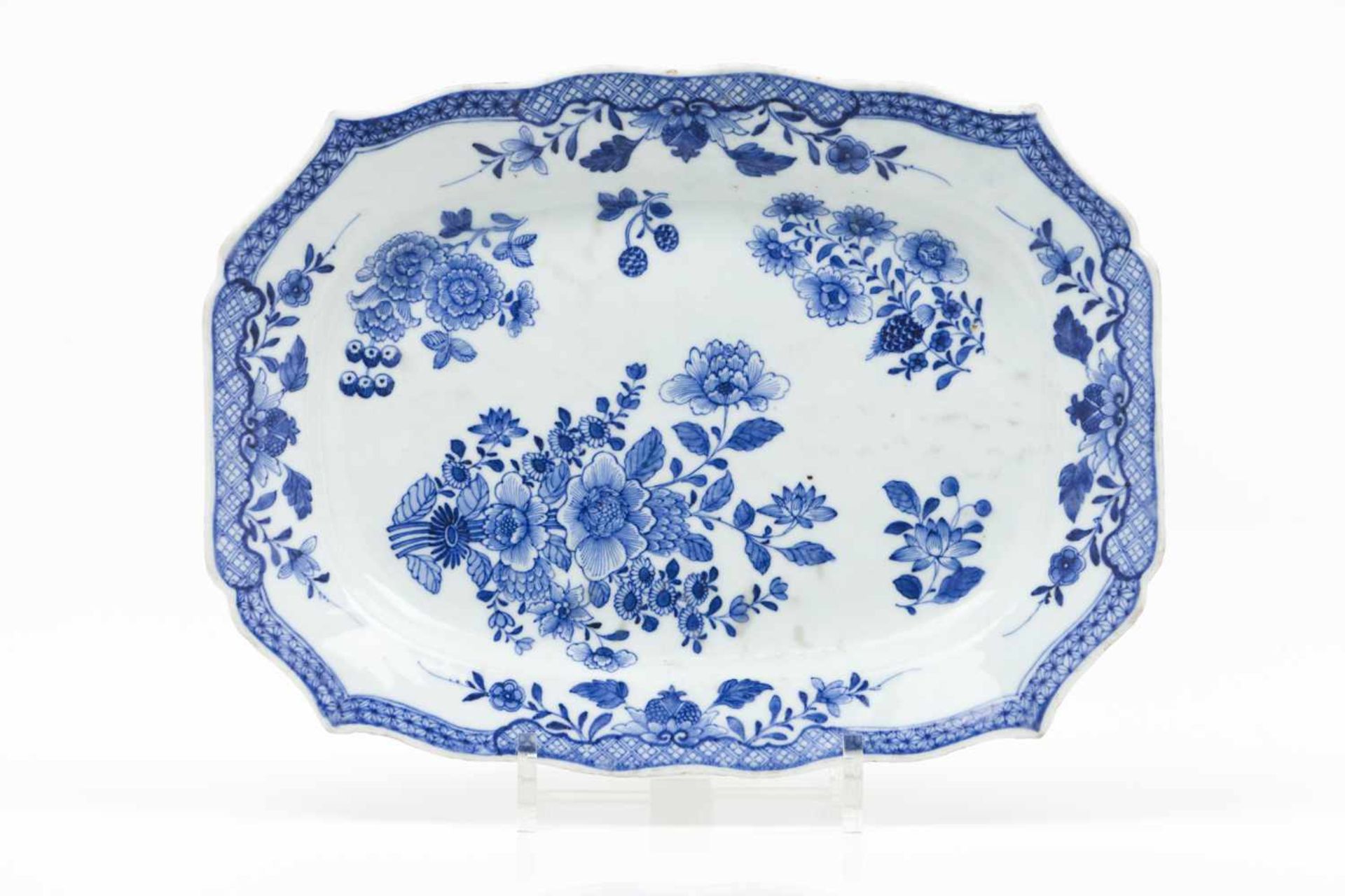 A scalloped trayChinese export porcelainBlue underglaze decoration with flowersQianlong