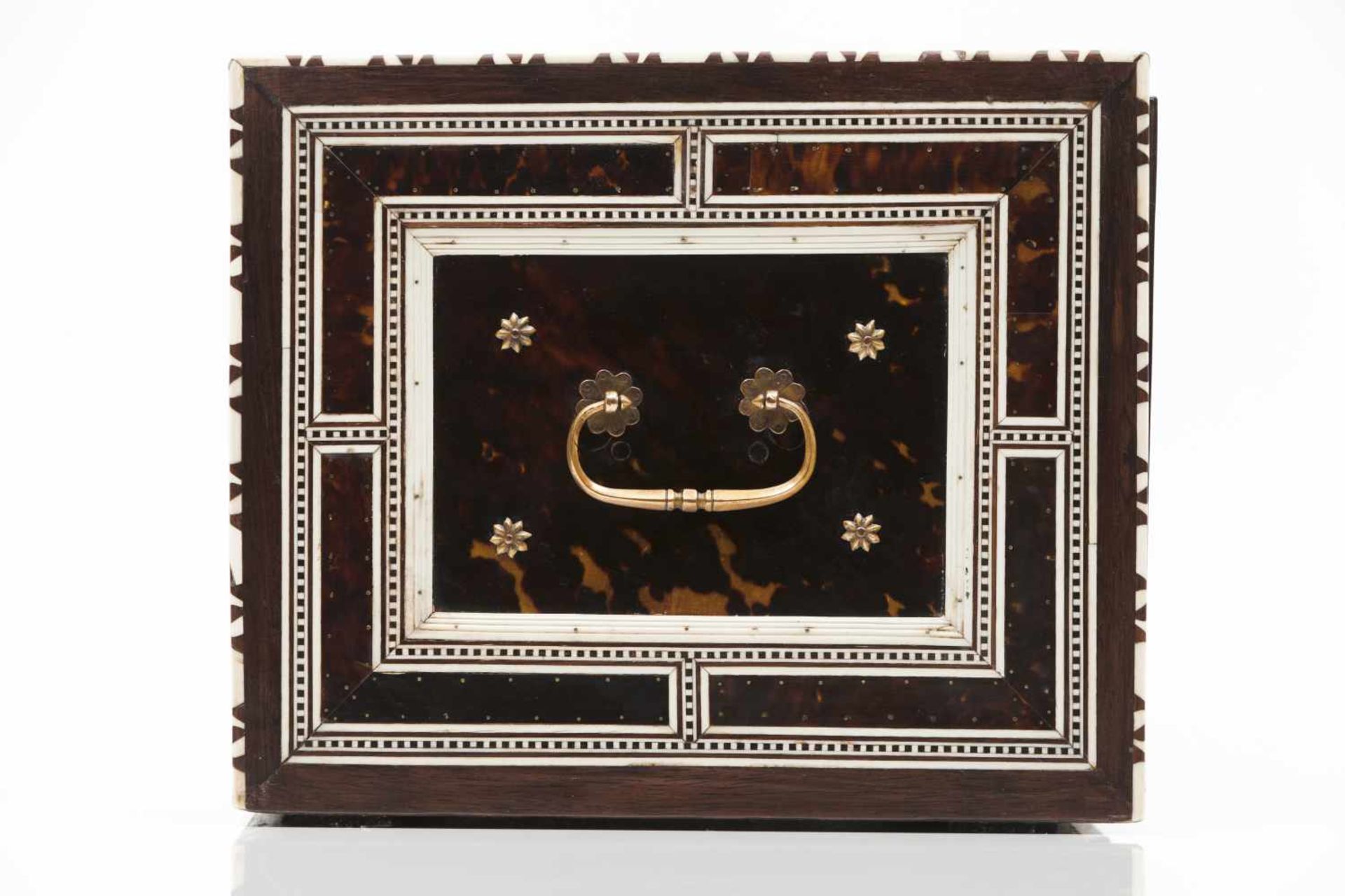 An Indo-Portuguese writing caseGold underlined tortoiseshell coated teak with ivory and ebony f - Bild 4 aus 4