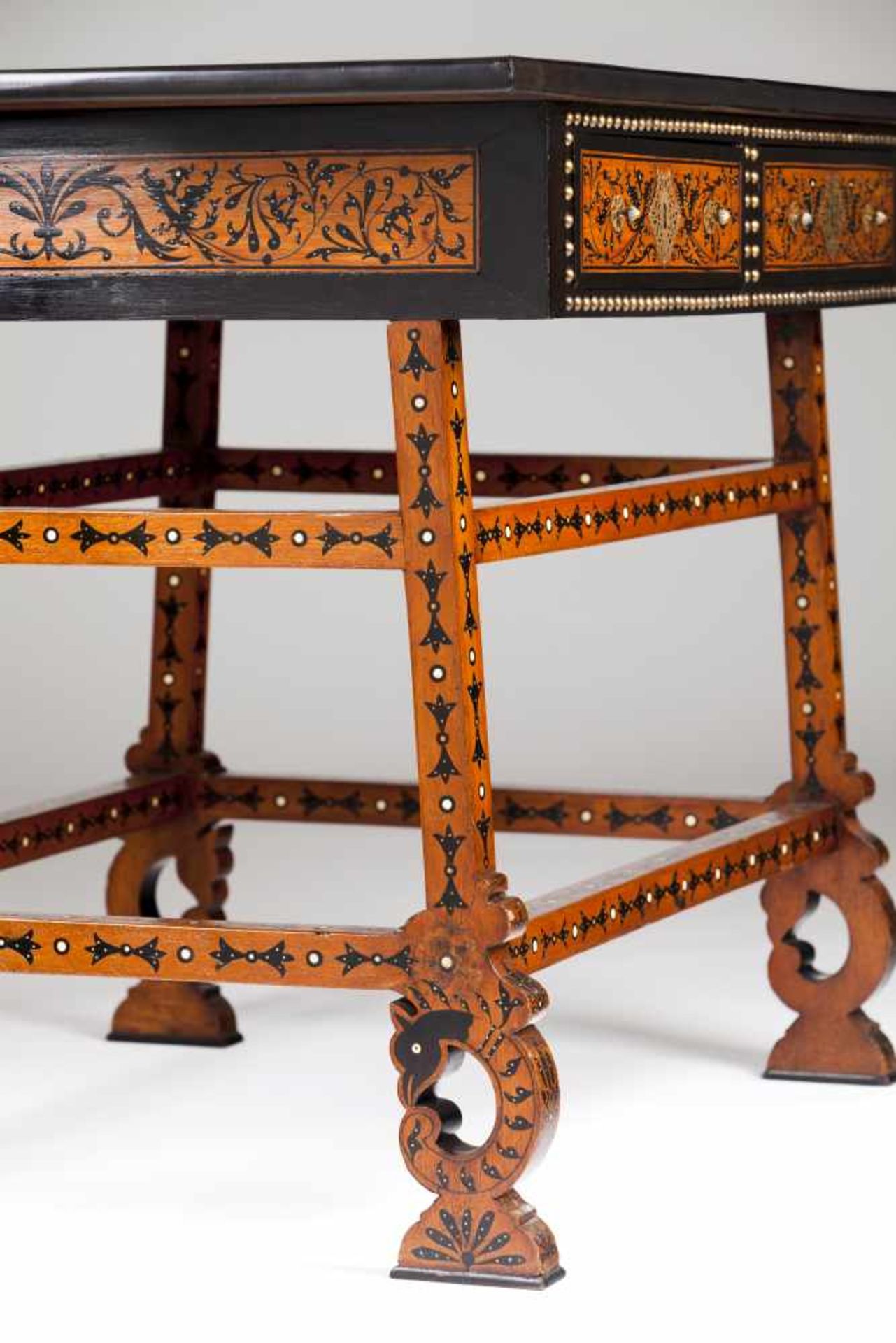 An Indo-Portuguese tablePart ebony veneered teak of ebony and ivory inlaid decoration with flor - Bild 4 aus 4