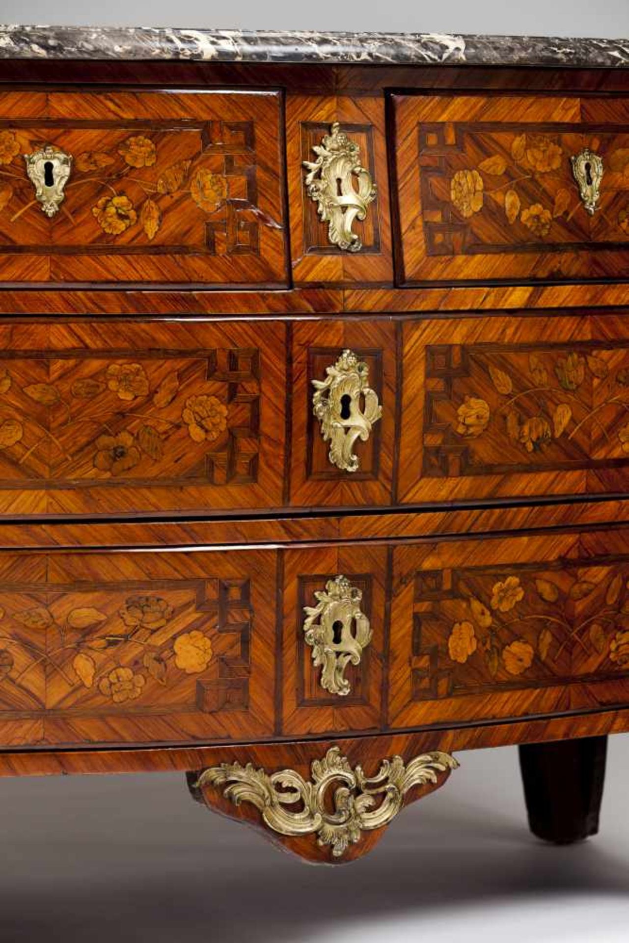 An important French commode stamped Jacques BirckléRosewood, violet wood and other timbersF - Bild 3 aus 6