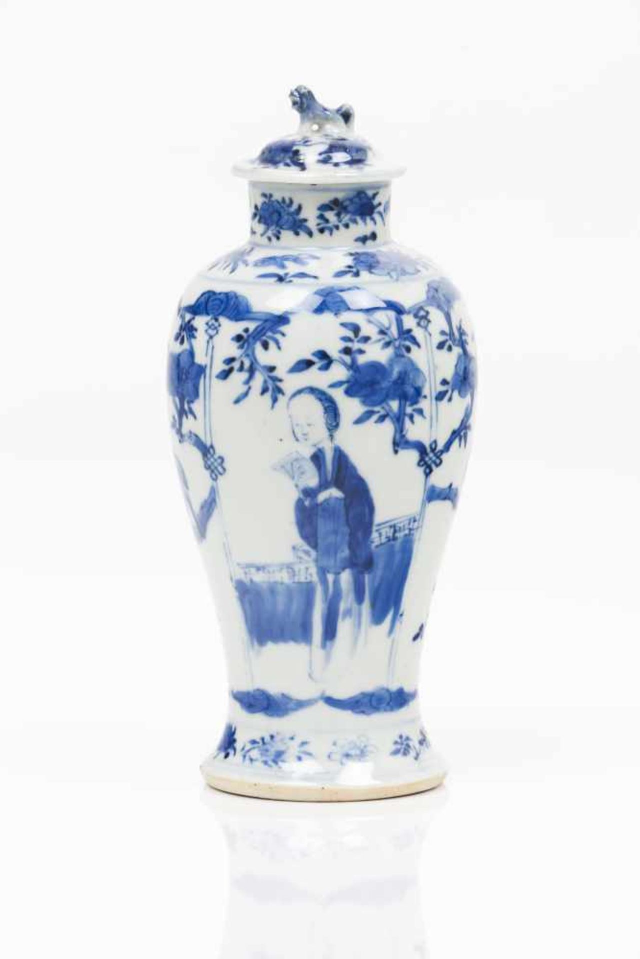 A pair of pots and coversChinese porcelainBlue underglaze decoration with garden view, fema - Bild 2 aus 2