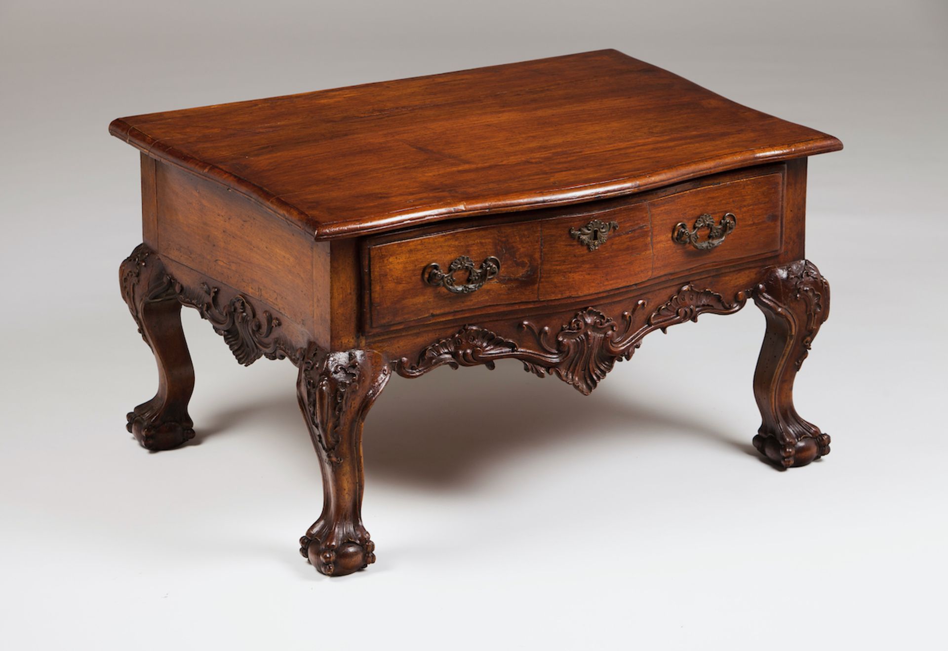 A small size D. João V tableWalnut, Brazilian mahogany and other timbersCarved decoration of foliage