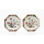 A pair of octagonal platesChinese export porcelainPolychrome "Famille Rose" enamelled decoration