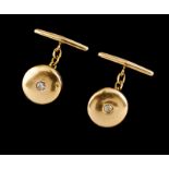 A pair of cufflinksPortuguese goldCircular set with two colourless quartz'sOporto hallmark, Dragon