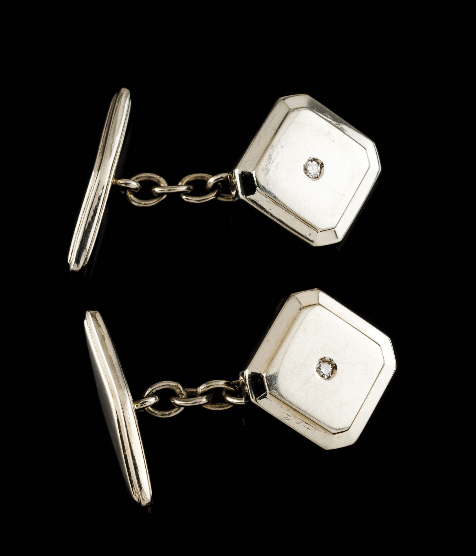 A pair of cufflinksPortuguese goldPlain square shaped of cut corners set with two 8/8 cut