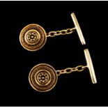 A pair of cufflinksPortuguese goldCircular shaped engraved with framed central flowerOporto