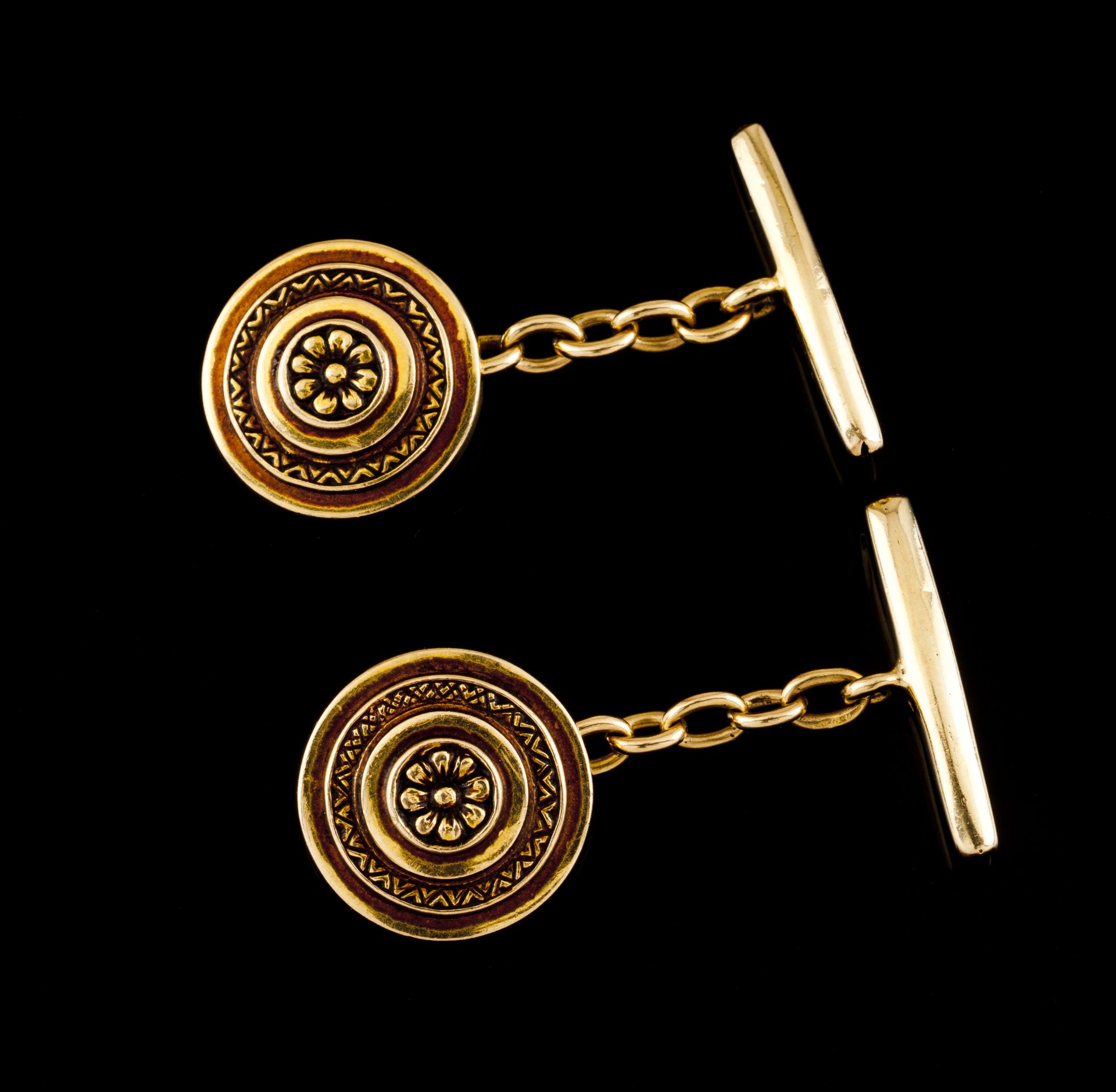 A pair of cufflinksPortuguese goldCircular shaped engraved with framed central flowerOporto