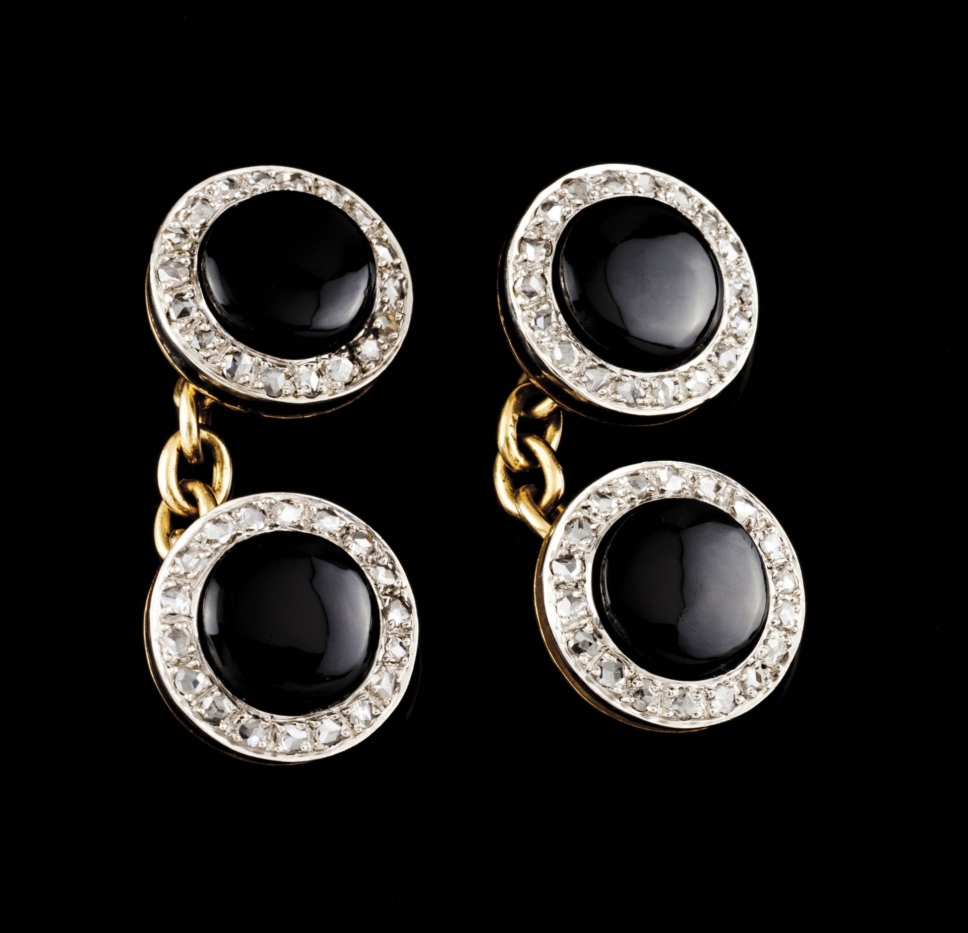 A pair of cufflinksBicoloured goldCircular shaped set with 4 onyx framed by rose cut
