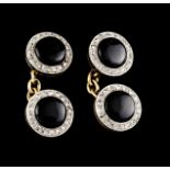 A pair of cufflinksBicoloured goldCircular shaped set with 4 onyx framed by rose cut