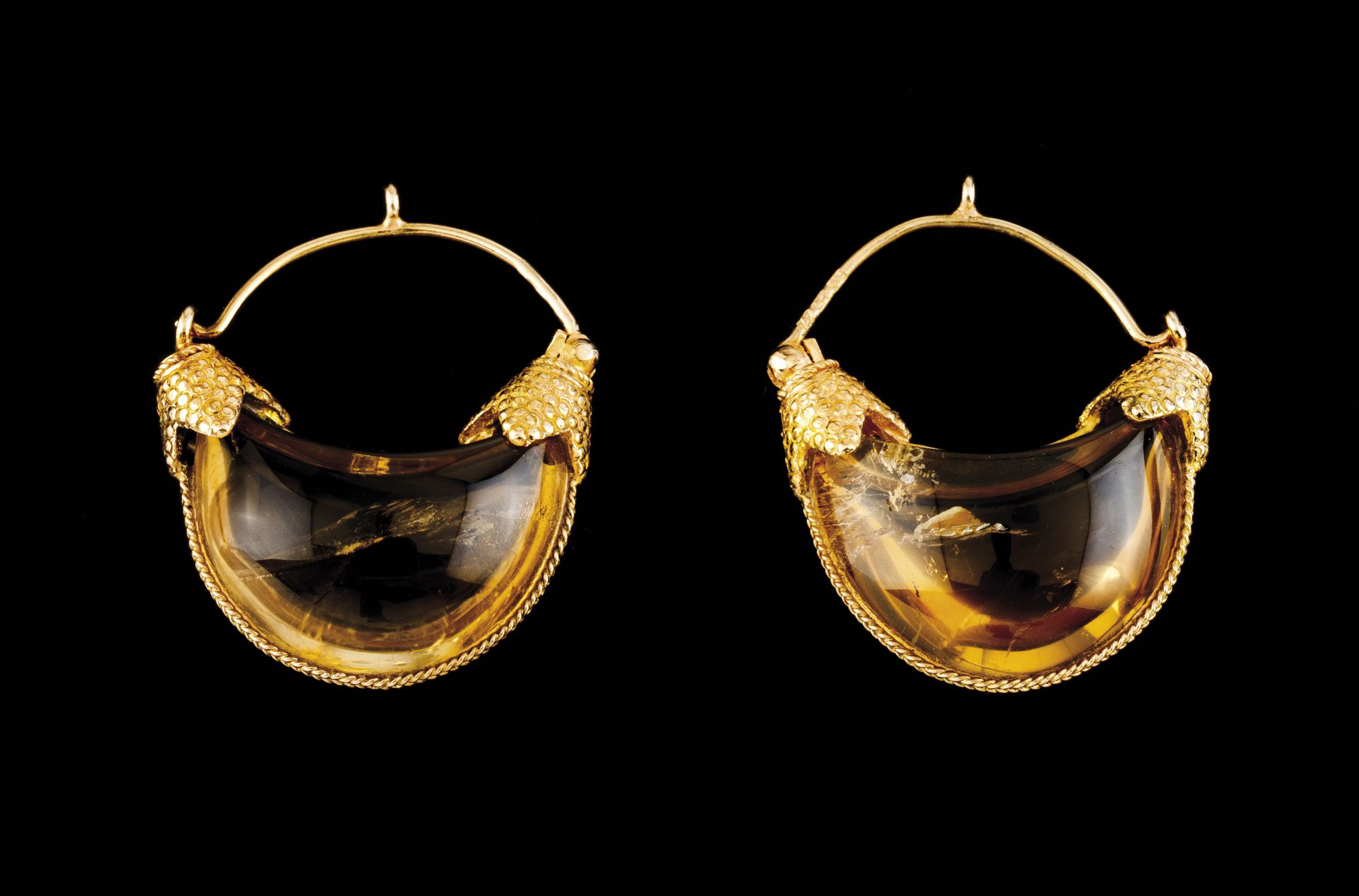 A pair of earringsGoldGreco-Roman inspired decoration set with two citrine quartzLisbon hallmark