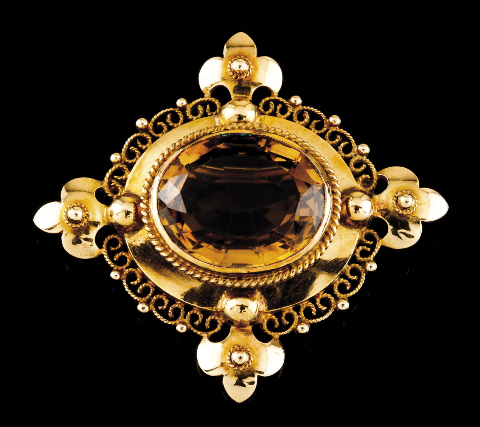 A broochGoldA medallion set with one citrine quartz (ca.21x17mm) in a frame of fleurs-de-lis and