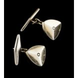 A pair of cufflinksPortuguese goldTriangular faceted shape set with two 8/8 cut diamondsLisbon