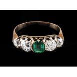 A ringGoldSet with one emerald (ca.4,5x4,5mm) and 4 antique brilliant cut diamonds totalling (ca.1.