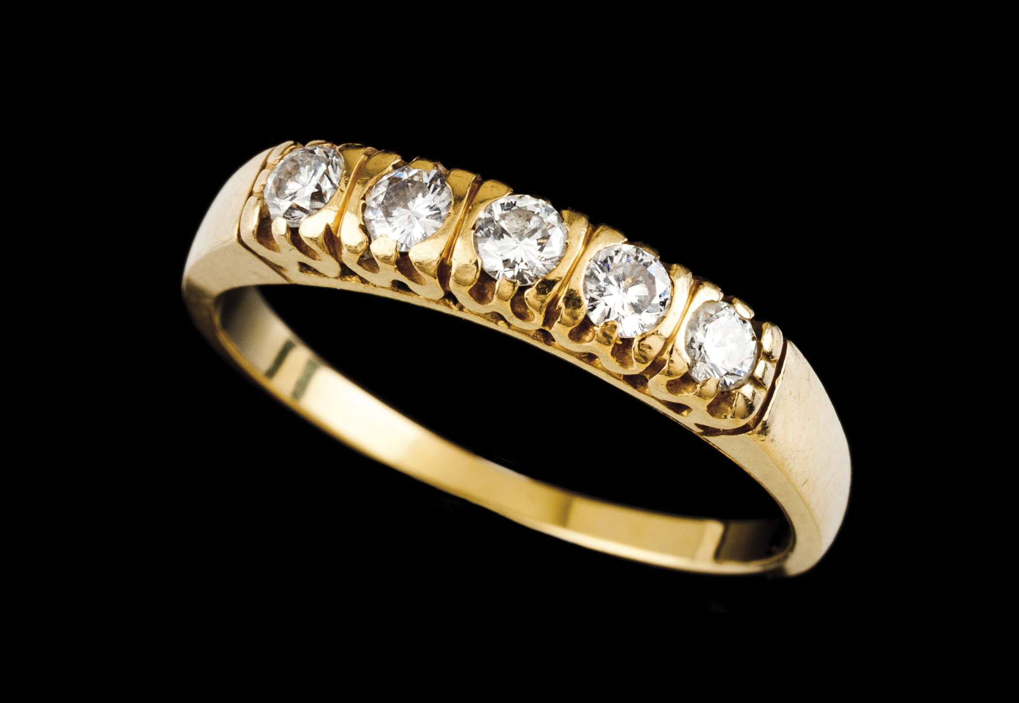 A memory ringGoldSet with 5 brilliant cut diamonds totalling (ca.0.75ct)Oporto hallmark, Deer 800/