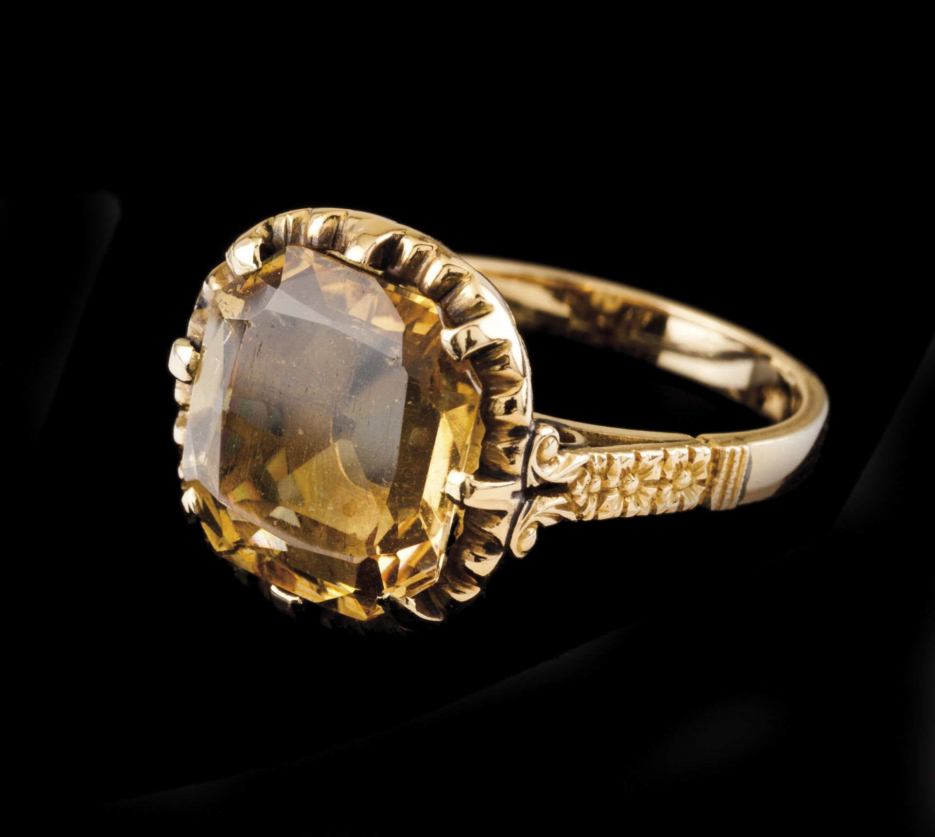 A ringGoldChiselled ring band with citrine quartz (ca. 11x11mm)Oporto hallmark, Dragon 800/1000 (