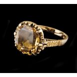 A ringGoldChiselled ring band with citrine quartz (ca. 11x11mm)Oporto hallmark, Dragon 800/1000 (