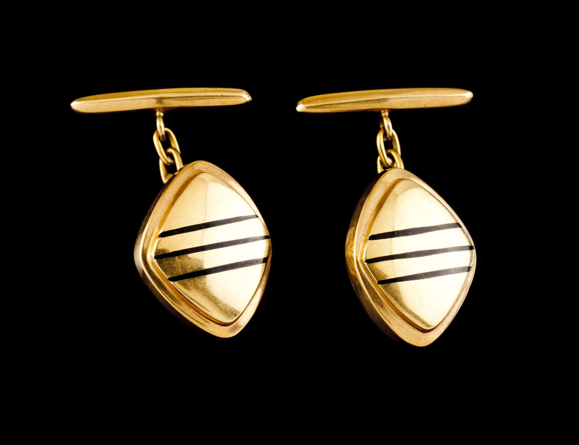 A pair of cufflinksPortuguese goldLozenge shaped of two black enamel stripesOporto hallmark,