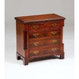 A small English chest of drawersBrazilian mahoganyFour drawersYellow metal hardware60x62,5x32 cm