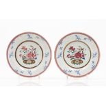 A pair of platesChinese export porcelainPolychrome "Famille Rose" enamelled decoration depicting