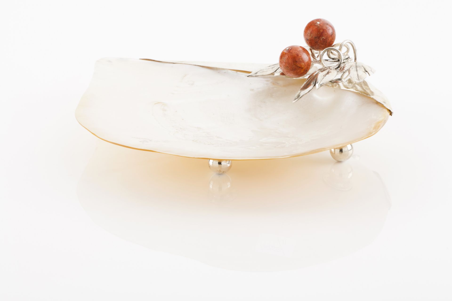 A bowlMother-of-pearl shellApplied silver leaves and hardstone fruitsOn 3 sphere feetLisbon