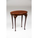 A Queen Anne style oval side tableSolid and veneered mahoganyEngland, 20th century(restoration)