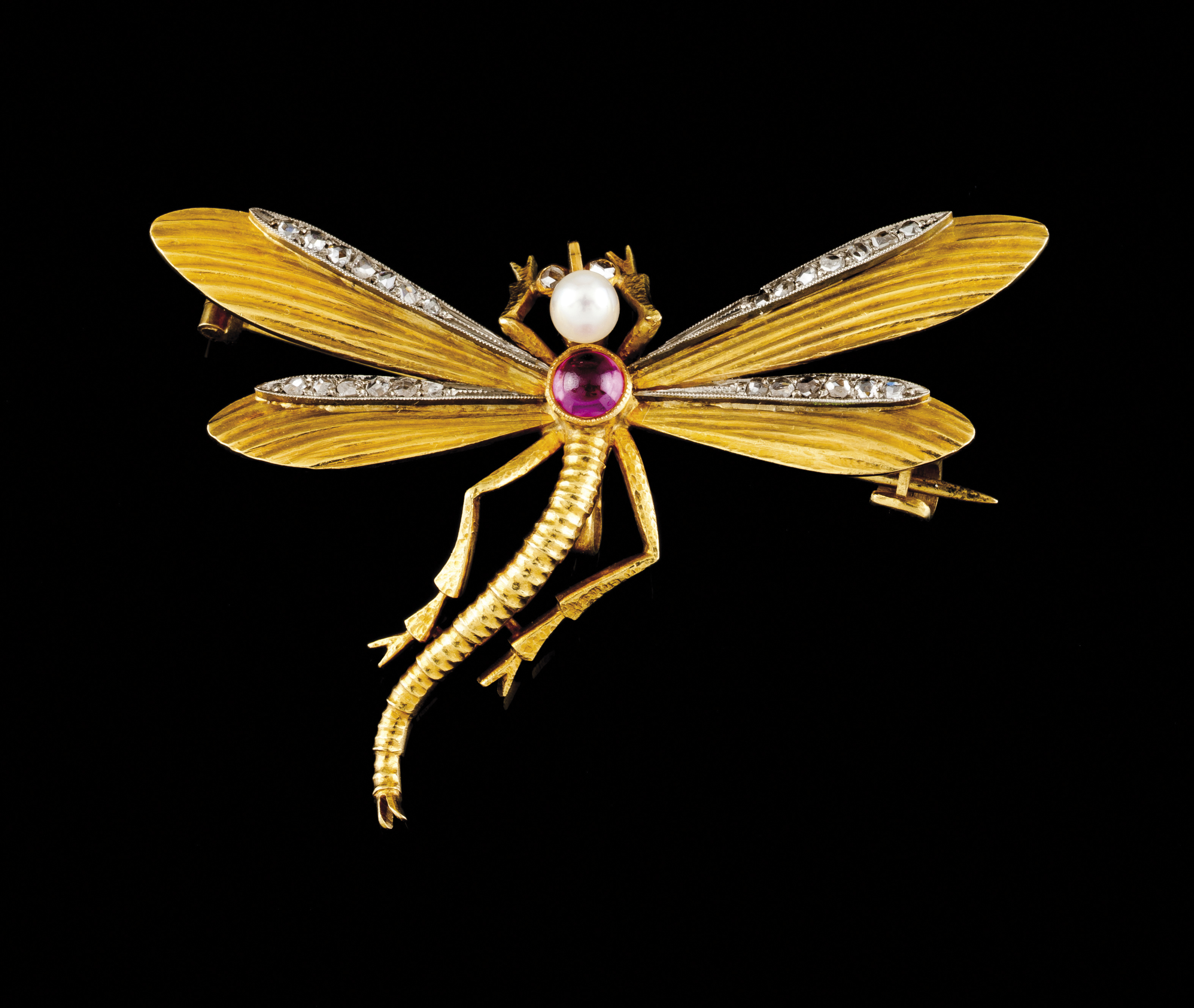 A dragonfly broochGold and platinumChiselled body set with one cabochon cut ruby and pearlWings