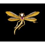 A dragonfly broochGold and platinumChiselled body set with one cabochon cut ruby and pearlWings