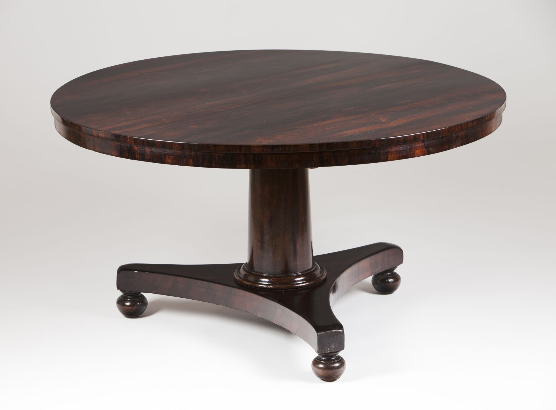 A breakfast tableRosewood and burr rosewoodTilt top of central pedestalEngland, 19th century77x140