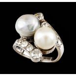 A "toi et moi" ringGoldSet with one cultured pearl (ca.8,5mm) a baroque pearl (ca.9,5mm) and 10