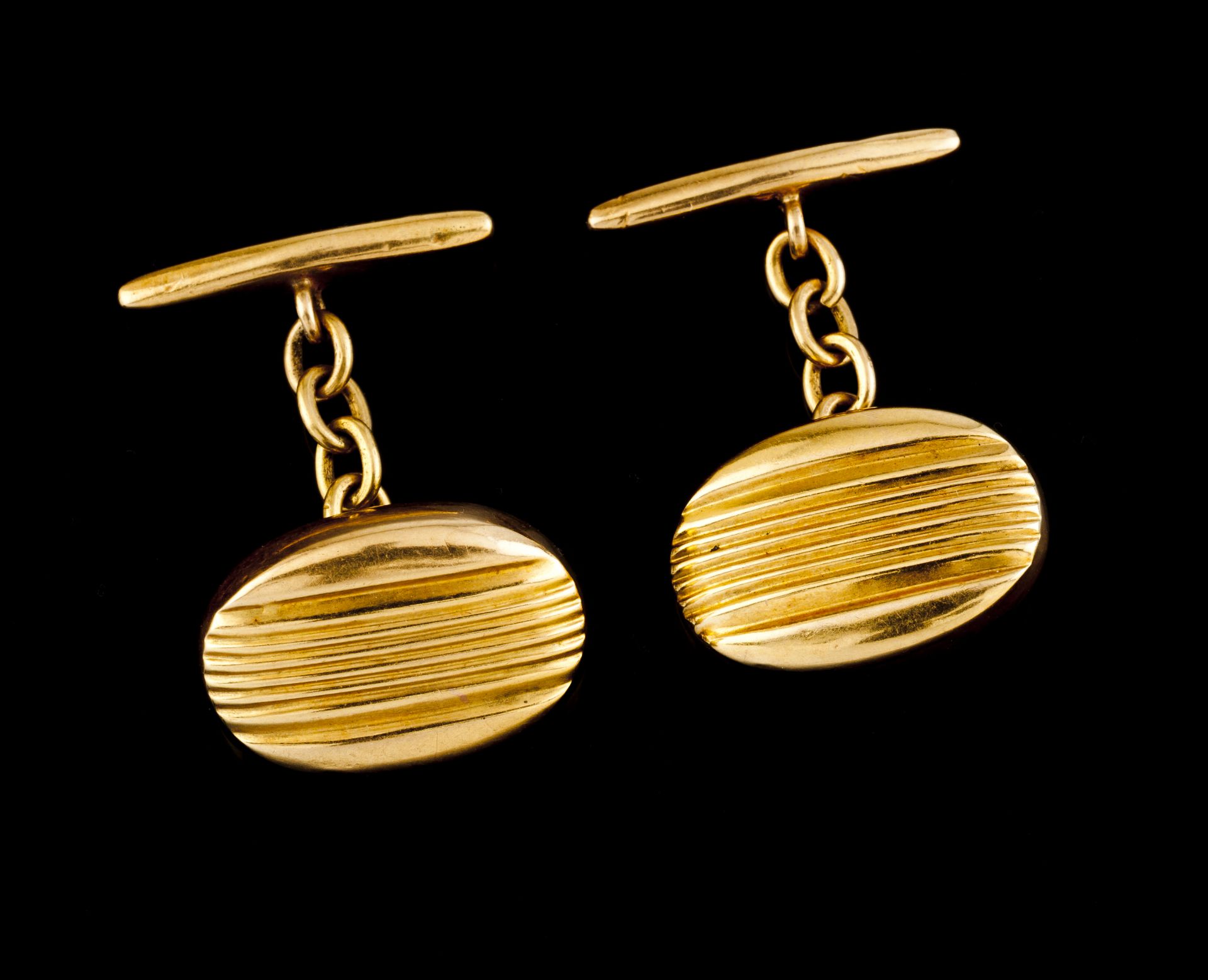 A pair of cufflinksPortuguese goldOval shaped of grooved friezesOporto hallmark, Dragon 800/1000 (