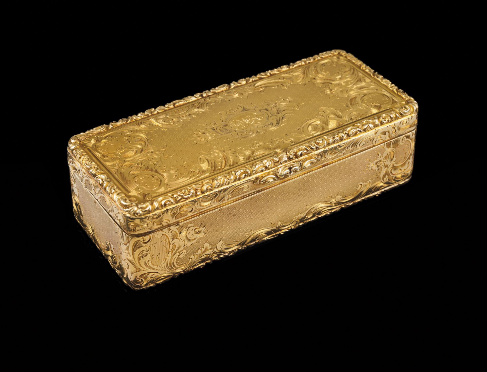 A snuff boxGoldGuilloche and chiselled Rocaille decoration of winglets, shell motifs and