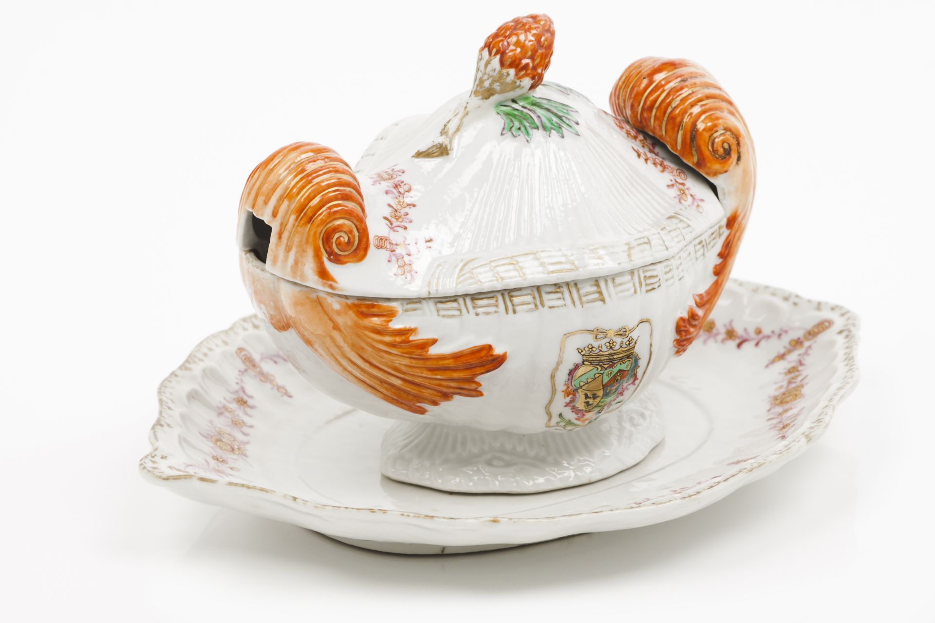 An armorial sauce tureen with cover and tray - Image 3 of 4