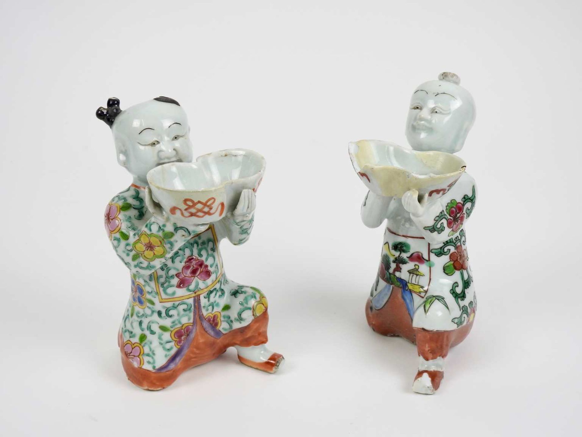 ChinePaire de statuettes en porcelaine émaillée polychrome représentant des sujets de courXX°