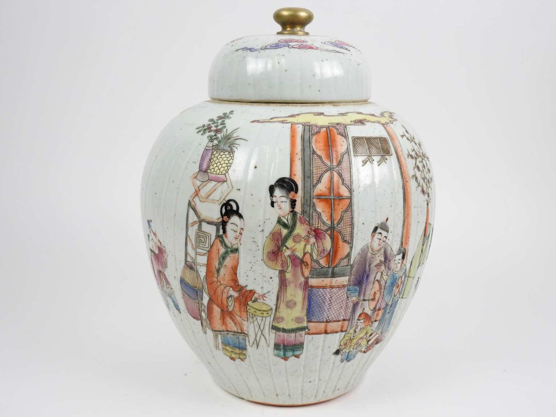 ChineGrand vase couvert en porcelaine à décor de scène de courH 31 cm <br