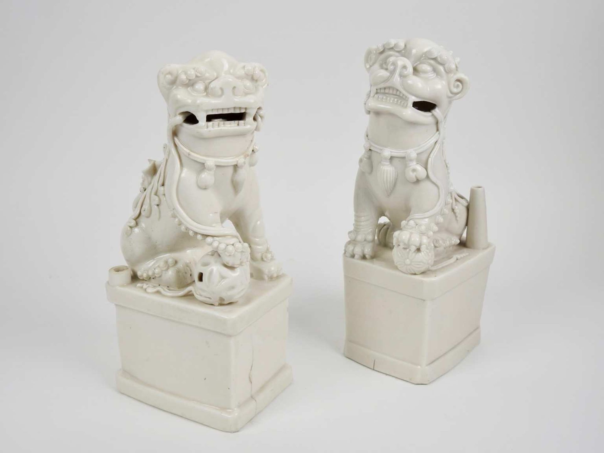 ChinePaire de chiens de Fô en porcelaine émaillée blancXIX° siècleH 27 cmAccidents et manques <br /