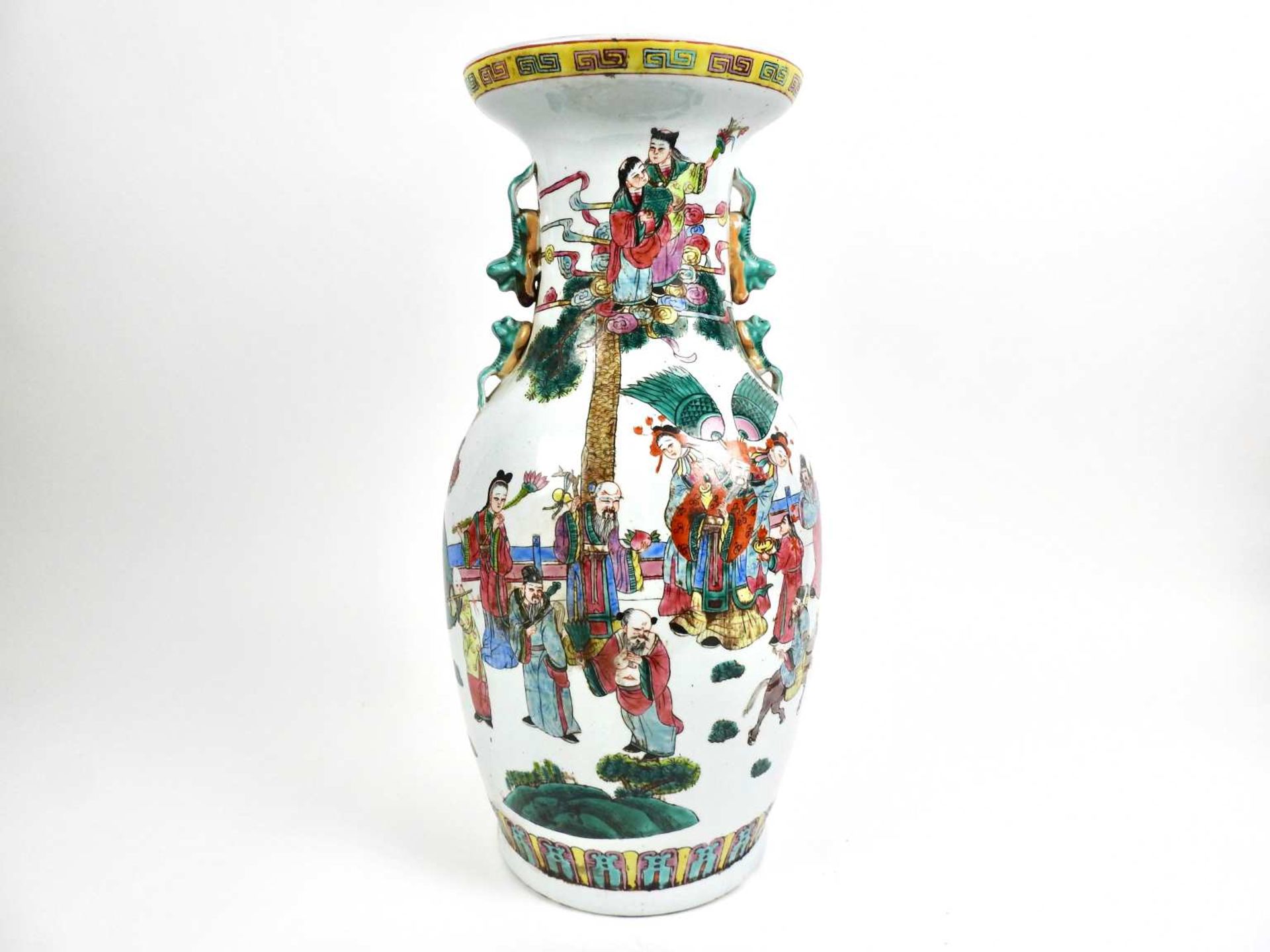 ChineGrand vase balustre en porcelaine de la famille verte à décor de scènes de courXX° siècleH 46