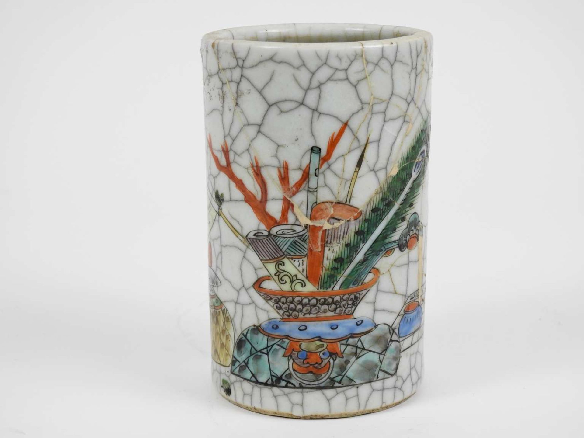 ChinePot à pinceaux en porcelaine craquelée à décor d'objets de lettrésH 12,5 cmMarque au