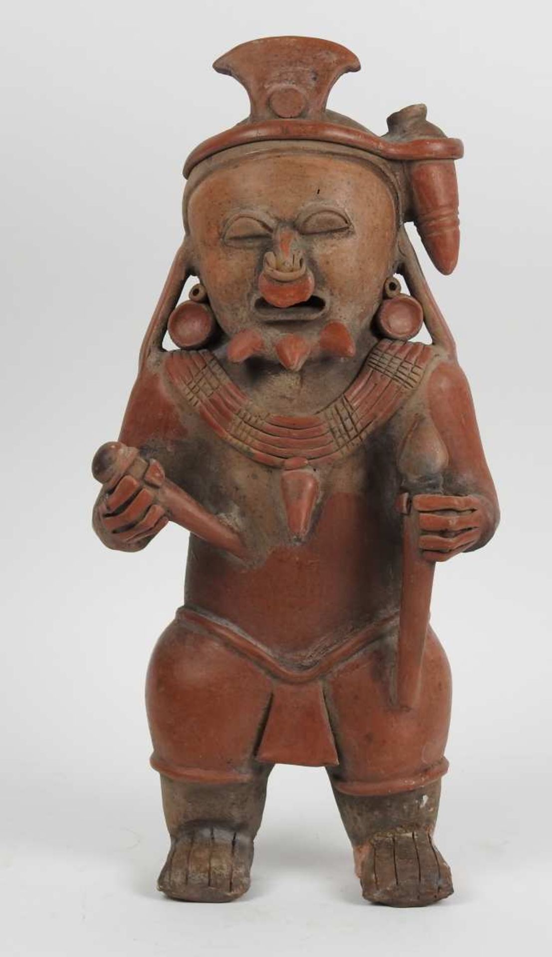 Statuette en terre cuite polychrome de style préhispanique représentant un chamanH 45