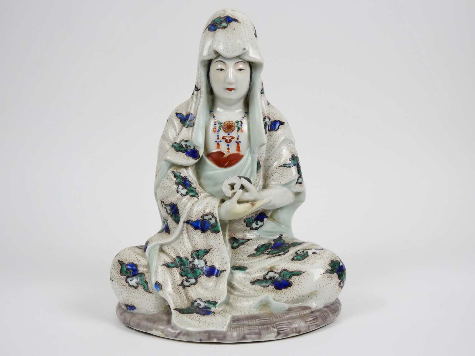 ChineGuanyin assise en position de méditation en porcelaine émaillée polychromeXIX° siècleH 27