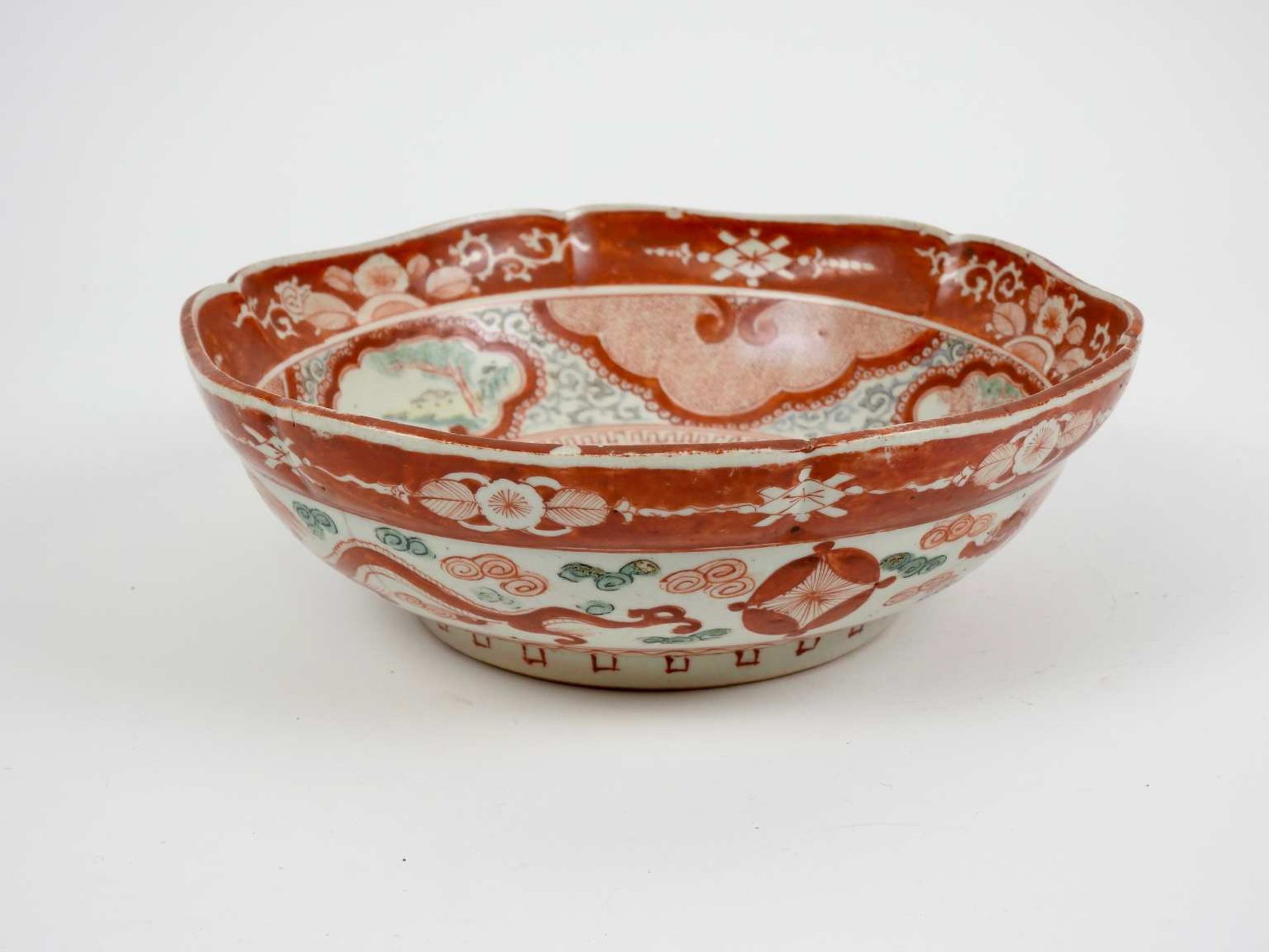 ChineCoupe en porcelaine rouge sur fond blanc à décor de paysages lacustresXIX° siècleD 20