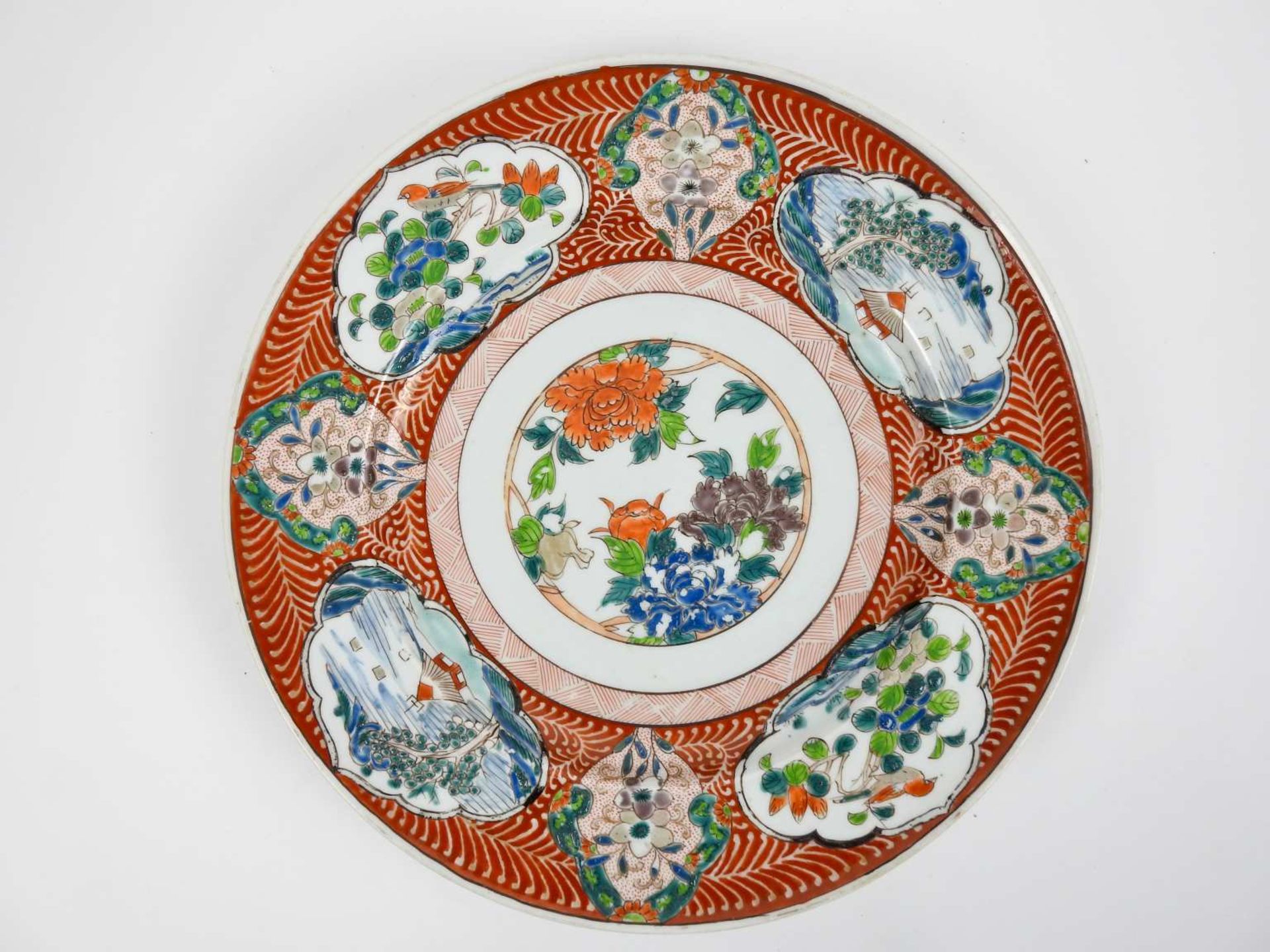 ChinePlat en porcelaine polychrome à décor floralXIX° siècleD 31 cmMarque au revers <br