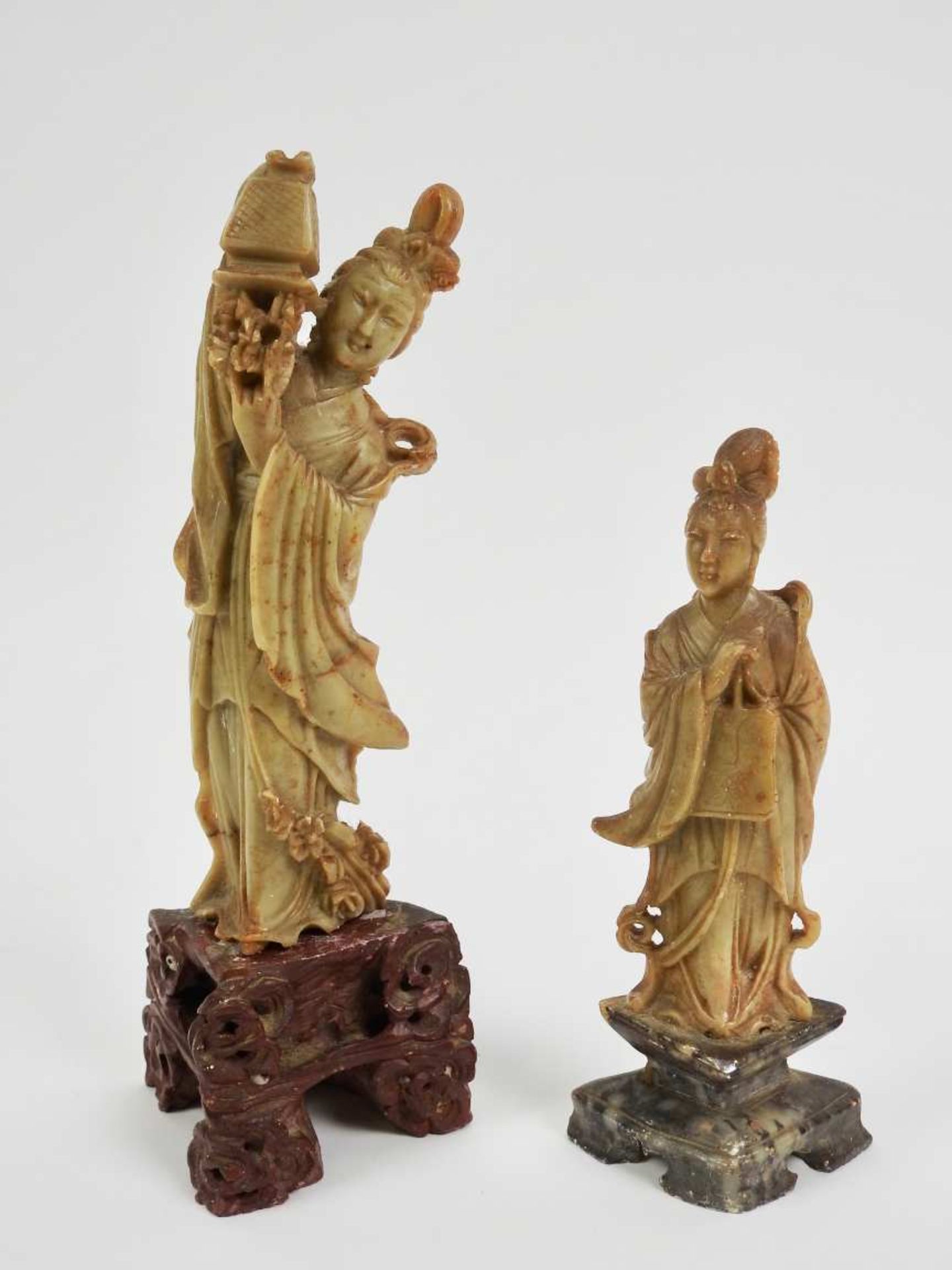 ChineDeux guanyins en pierre dure imitant le jadeH 15 cm et 12 cm (sans le socle)XX° siècleAccidents