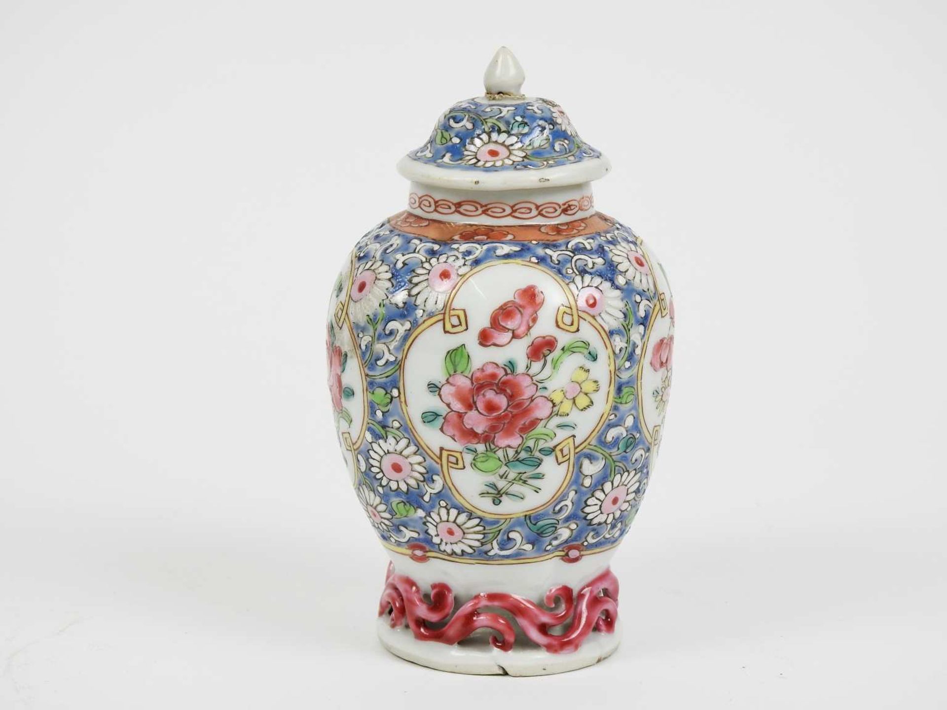 ChinePetit vase couvert en porcelaine et émaux polychromes à décor de bouquets fleuris dans des