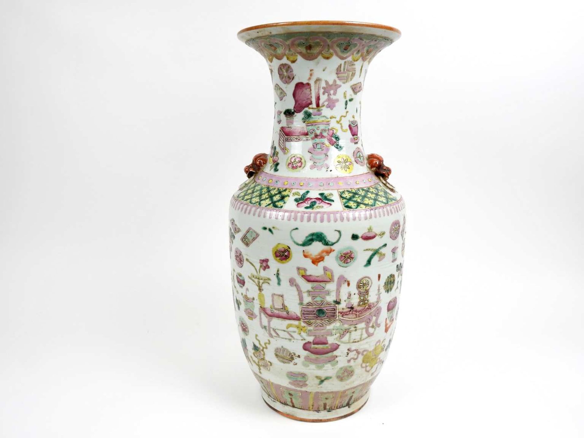 ChineGrand vase en porcelaine de la famille rose à décor d'objets de lettrésXIX° siècleH 44 cm <br