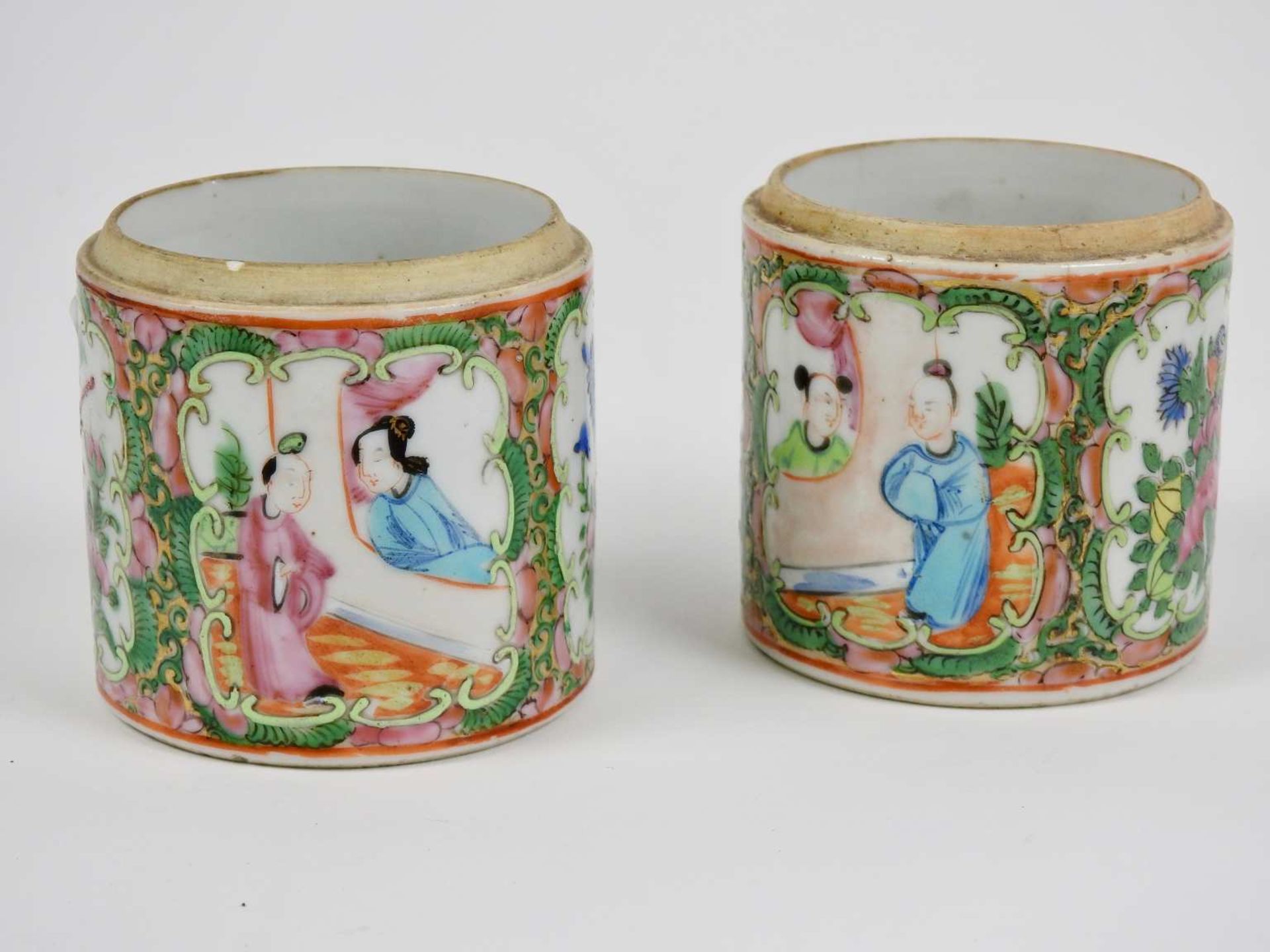 ChineDeux petits pots en porcelaine émaillée (sans leurs couvercles) de la famille verte à décor
