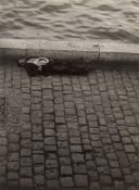 Brassaï (d.i. Gyula Halász). Homme endormi au bord de la Seine. 1931/32