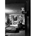 Dennis Stock. James Dean in seinem Apartment, New York, West 68th Street / James Dean in Fair…. 1955