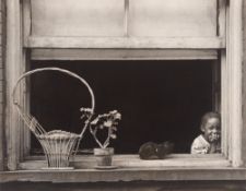 Walter Rosenblum. „Child, Cat and Basket. 105 ST[REET] N.Y.“, East Harlem. 1952